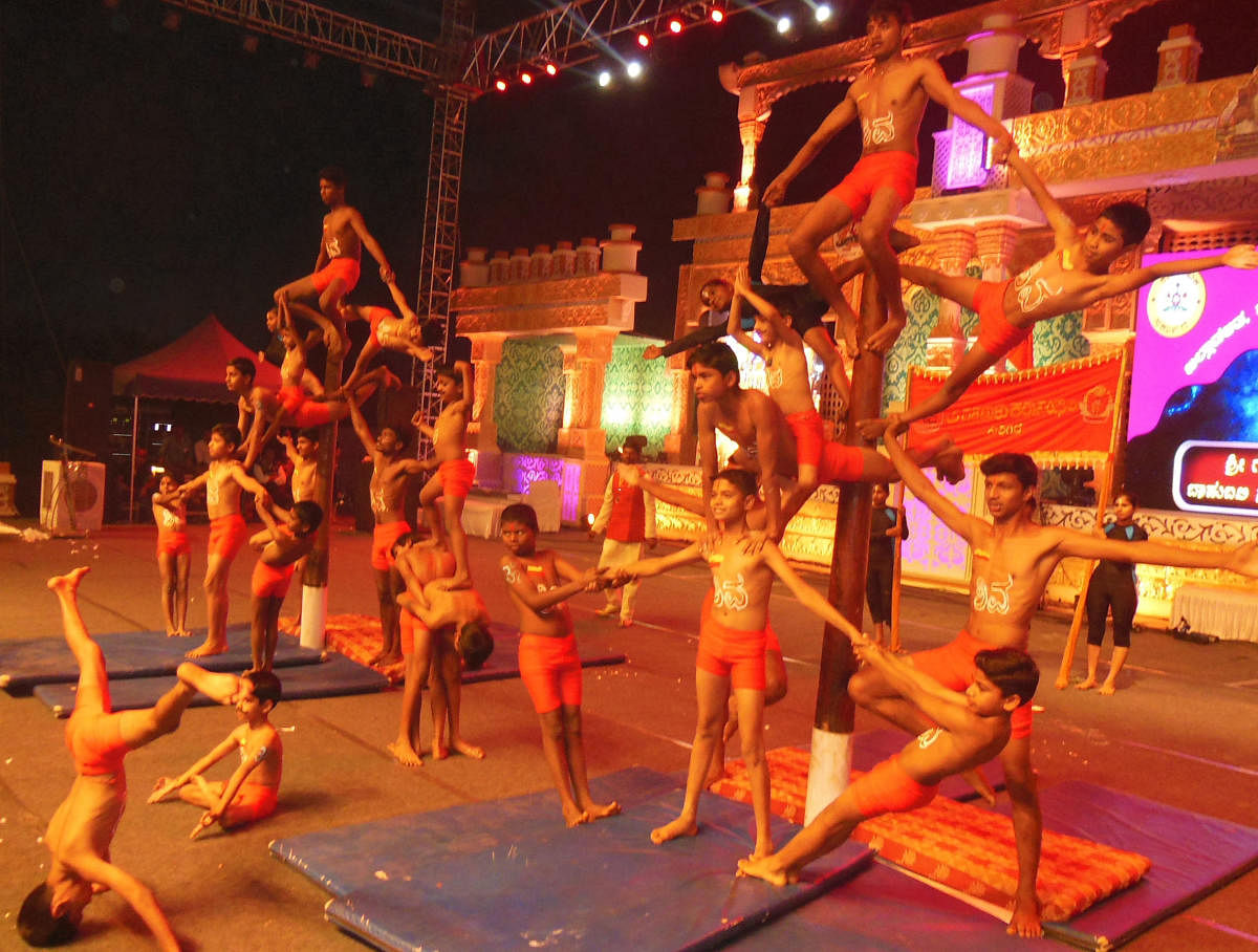 Cultural programmes enthral crowds at Shravanabelagola