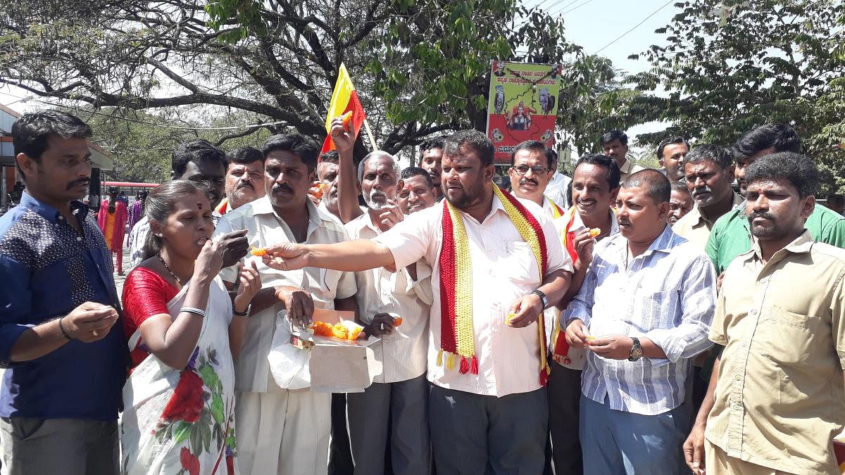 Members of various Kannada organisation distribute sweets at Maddur in Mandya district on Friday, welcoming the Supreme Court's verdict on the Cauvery issue. DH Photo.