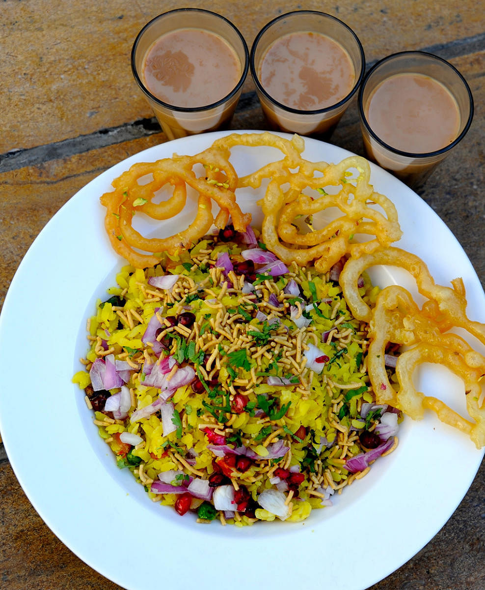 The traditional Bhopali breakfast of poha, jalebi and tea. Photo by author