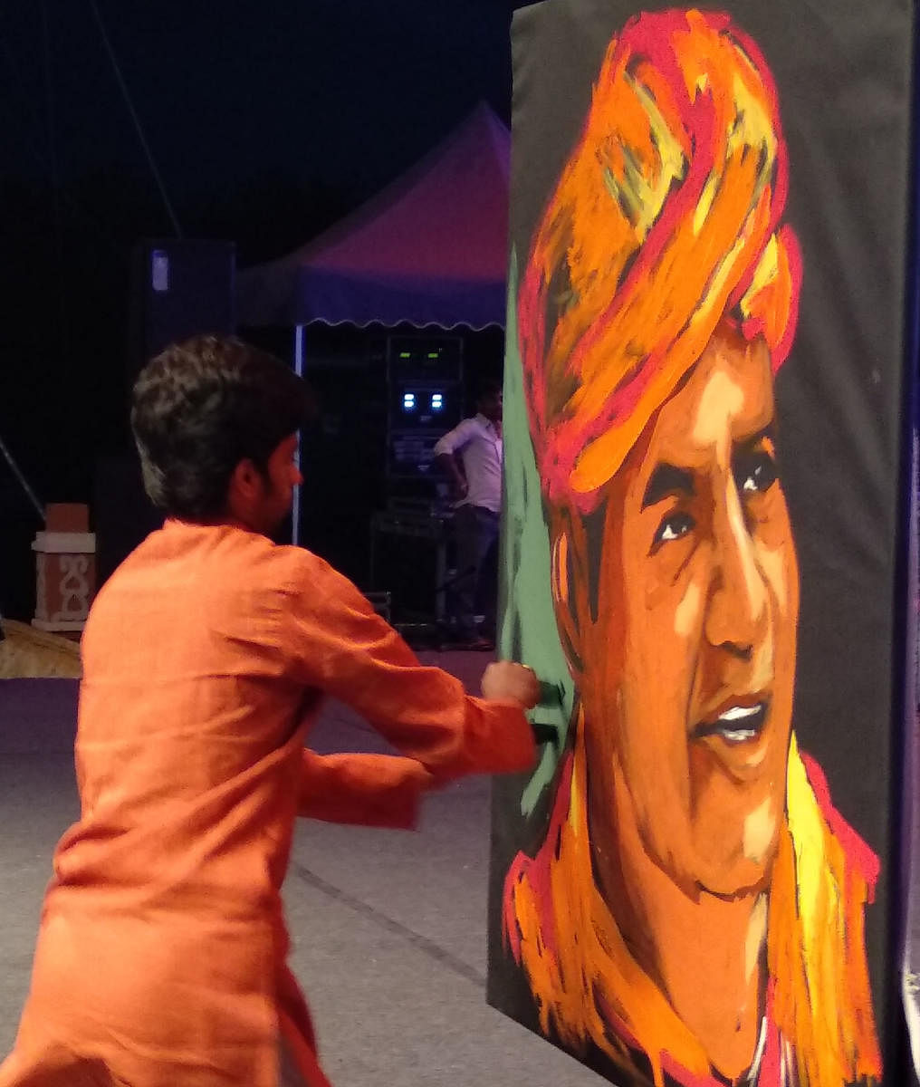 International artist Vilas Nayak received a huge applause for his on-the-spot painting.