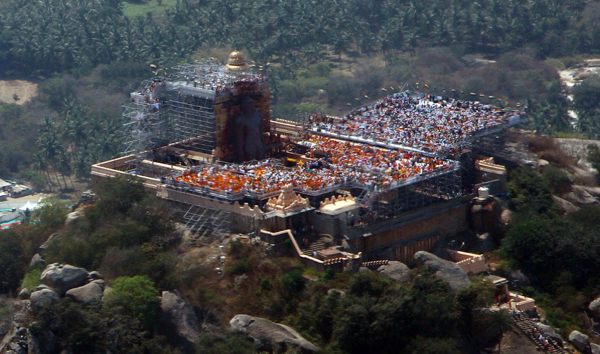 An aerial view of Mahamastakabhisheka at Shravanabelagola, in Hassan district on Wednesday. (DH Photo by Athik-ur-Rehman)