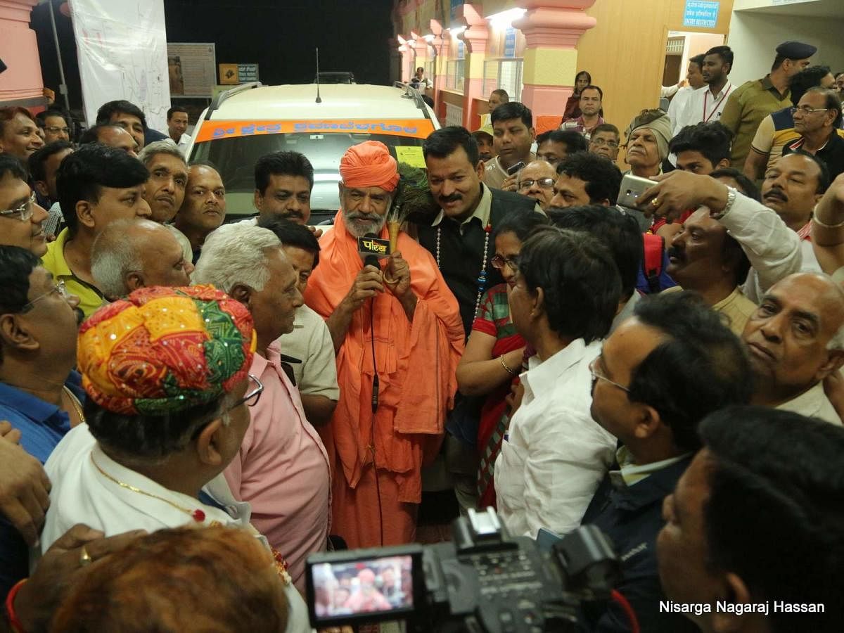 Charukeerthi Bhattaraka Swami welcomes the devotees from Chhattisgarh, at the railway station, in Shravanabelagola, Hassan district, on Thursday. As many as 1,100 devotees from the central Indian state arrived for the Mahamastakabhisheka.