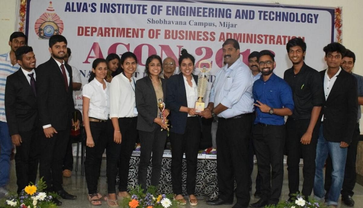 Kanara Small Industries Association president Gaurav Hegde hands over the 'AGON 2018' trophy to MAPS college team.