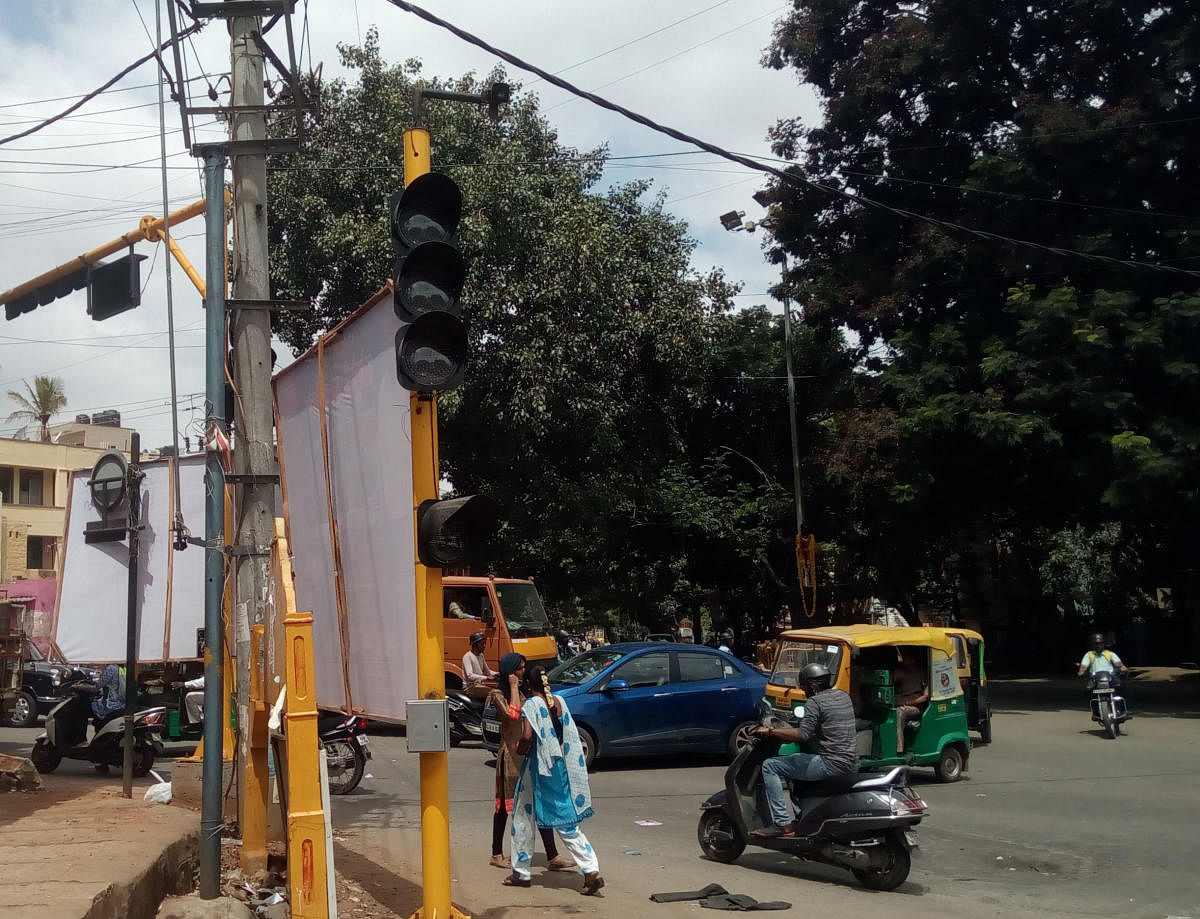 Vehicle actuated adaptive signal lights on Mathikere junction.