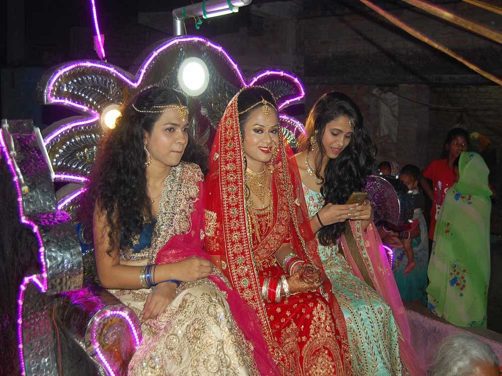 The bride Sneh Lata Rai (centre) came with her baraat in a horse-chariot at Danapur in Patna. DH photo by Mohan Prasad