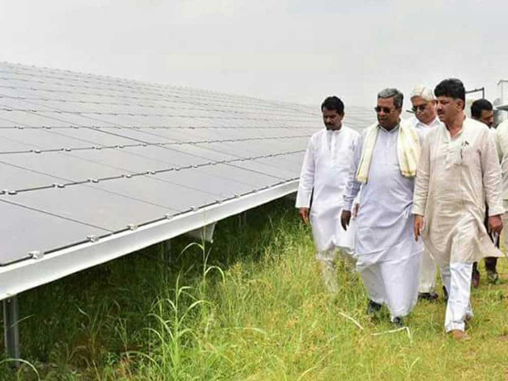 Chief minister Siddaramaiah and energy minister D K Shivakumar at Solar park at Pavagada. DH Photo