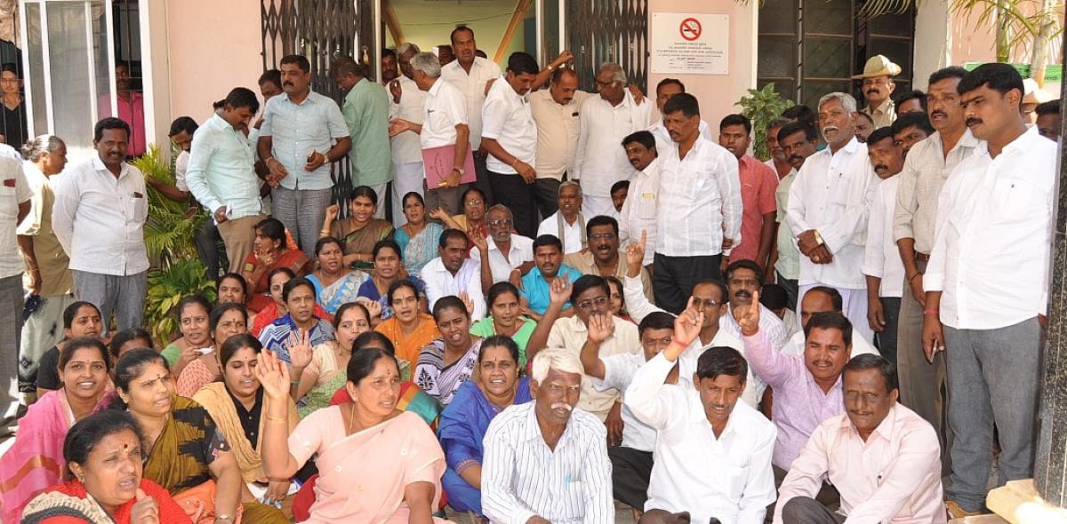 Mandya ZP members demand suspension of CEO Sharath