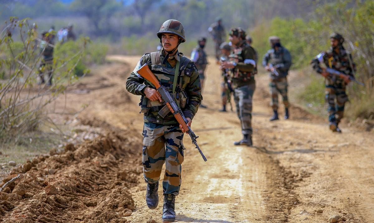 Pakistani troops on Wednesday shelled mortars in Sunderbani sector along the Line of Control in Rajouri and Jammu districts, drawing retaliation from the Indian Army.