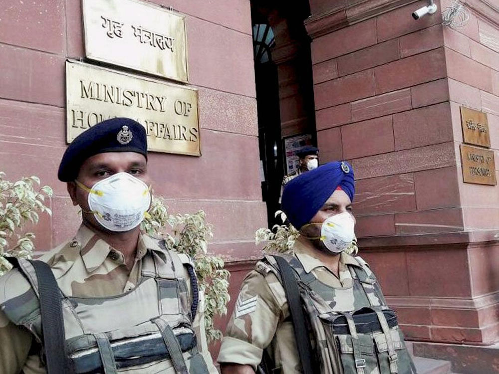 CISF jawans wear anti-pollution masks on duty, in New Delhi on 7th Nov, 2017. PTI photo.