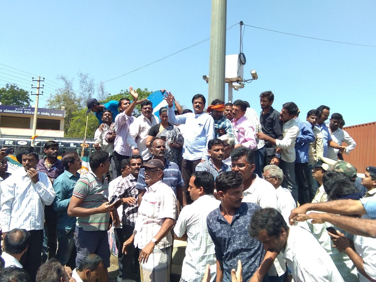 Farmers stage a protest by blocking NH 206 at Gandhi Circle, Tarikere, on Wednesday.