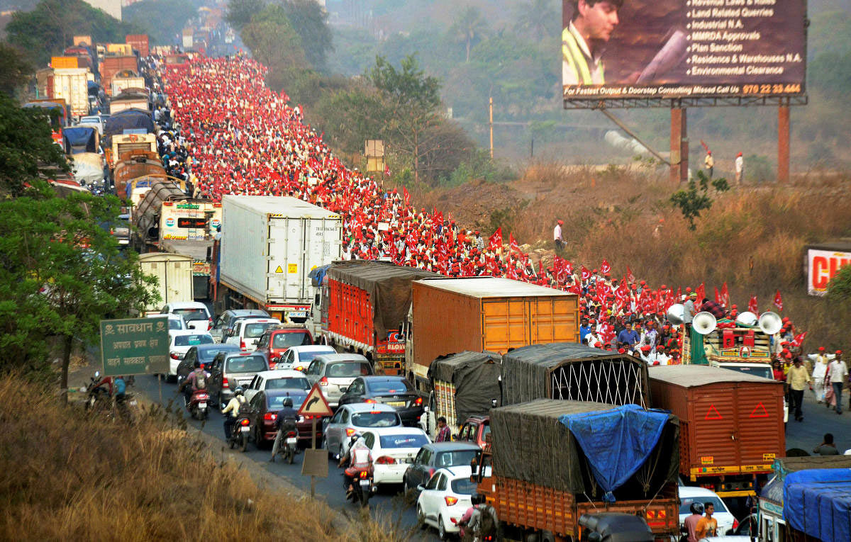 Farmers of All Indian Kisan Sabha (AIKS) march from Nashik to Mumbai to gherao Vidhan Bhawan on March 12, demanding a loan waiver. PTI photo.