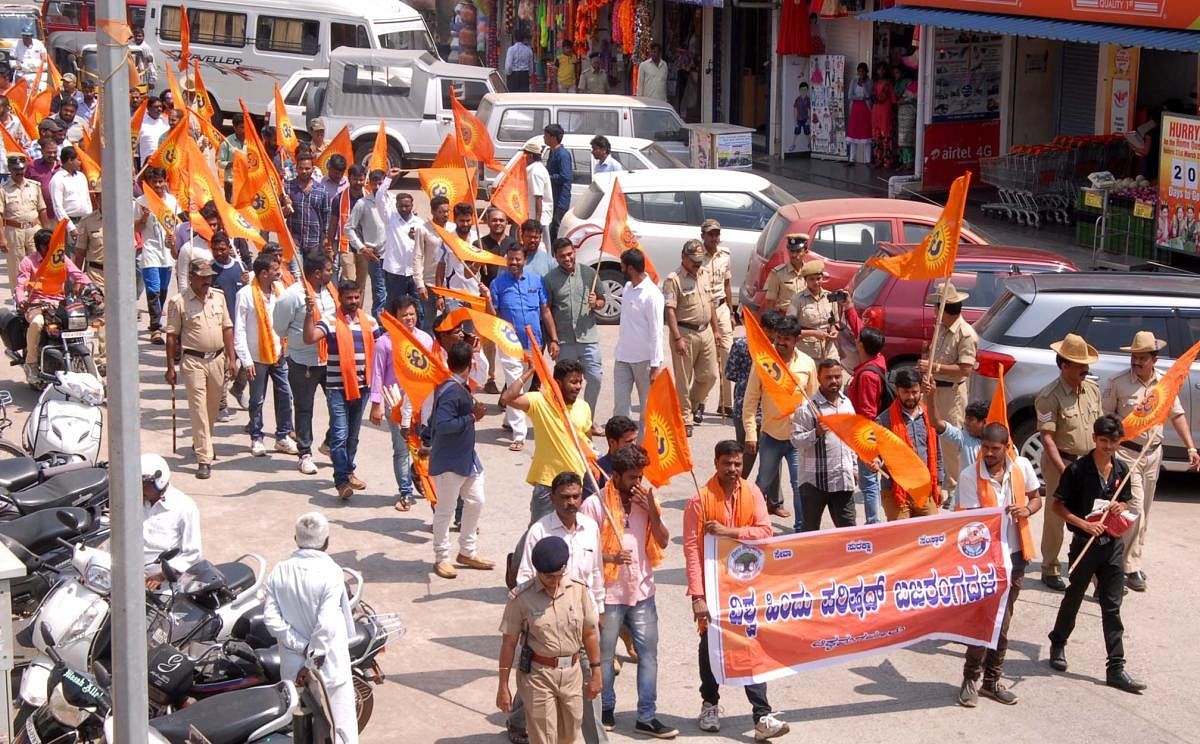 Vishwa Hindu Parishad and Bajrang Dal activists staged a protest against the state government's decision to accept the recommendations of Justice Nagamohan Das committee on Bababudangiri Swami Dargah, in Chikkamagaluru on Monday.