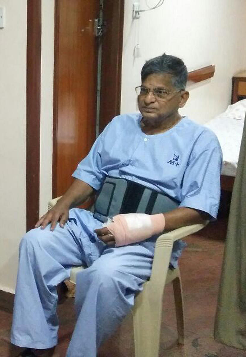 Vishwanatha shetty Lokayukta before he discharge from Hospital in Bengaluru.