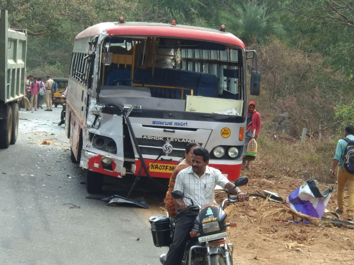 Front glass of the KSRTC bus was completely damaged after a private bus hit it on Gauribidanur road near Chikkaballpur on Friday morning. DH Photo