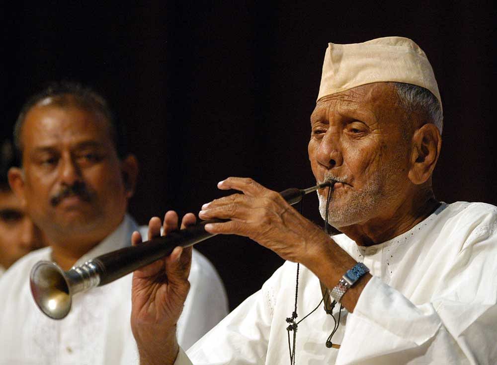 Ustad Bismillah Khan performing at Ambedkar Bhavan in Bangalore in 2005 (DH Photo by Nagesh Polali)