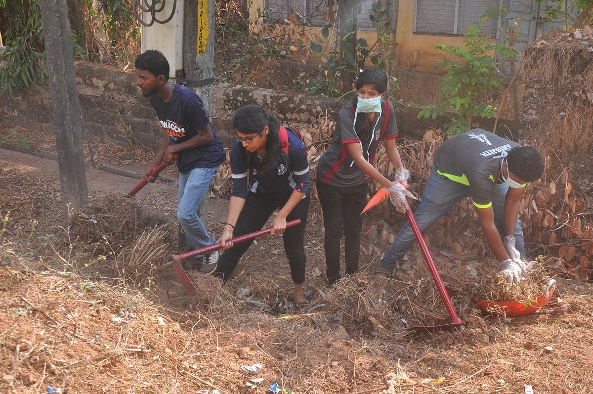 Volunteers take part in the cleanliness drive organised by Ramakrishna Mutt at Bejai Kapikad area in Mangaluru.