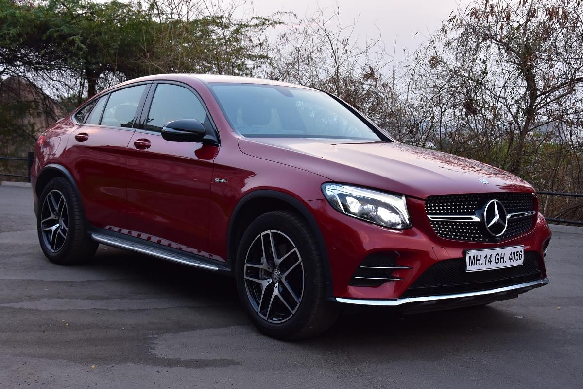 The Mercedes-AMG GLC 43 Coupe is actually different in terms of its design. When seen from the front, the big bonnet makes it look like a luxury sedan, and when seen from the rear, it looks like a heavy-built SUV. T