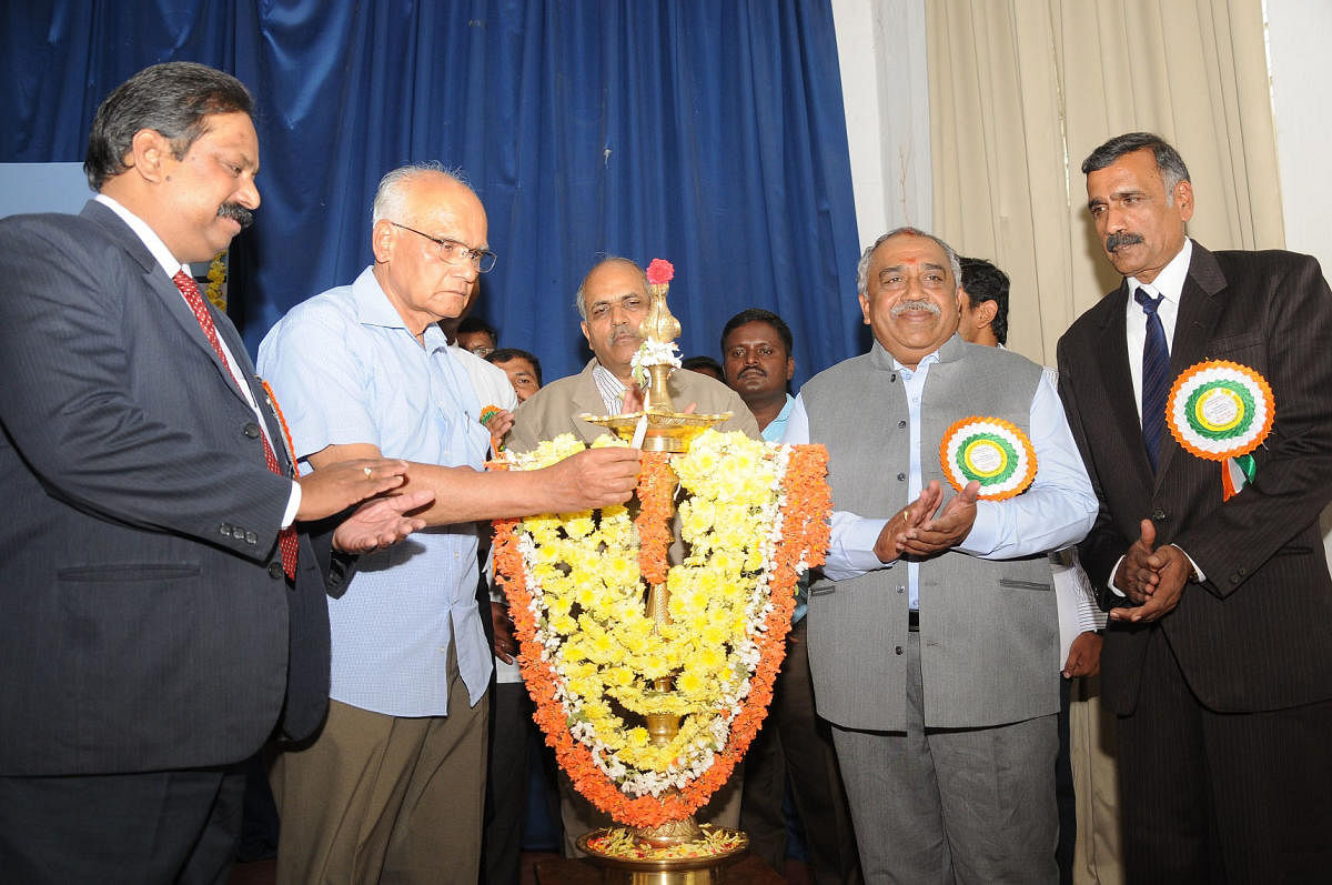 Writer S L Bhyrappa inaugurates the seminar on 'Hundred Years of Philosophy in Mysuru University - An Overview', organised by the department of Studies in Philosophy at EMRC Hall, in Mysuru, on Thursday. University of Mysore in-charge Vice Chancellor C Basavaraju, visiting professor V N Sheshagiri Rao, UPE Director G Hemanth Kumar and chairman of department S Venkatesh are seen. DH Photo