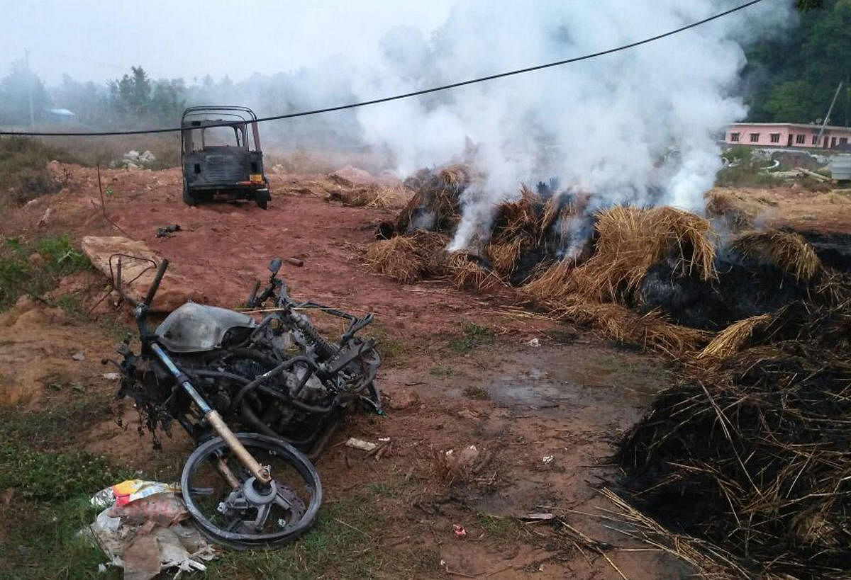 An autorickshaw and a motorbike were gutted as a lorry transporting dry grass accidentally caught fire in Arji village. DH PHOTO