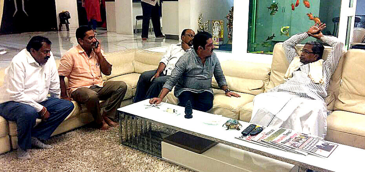 Chief minister Siddaramaiah with JD (S) rebels Zameer Ahemad Khan, Ramesh Bandisiddegowda and Akhanda Srinivasa Murty at Cheluvaraya Swamys' residence in Bengaluru. DH file photo.
