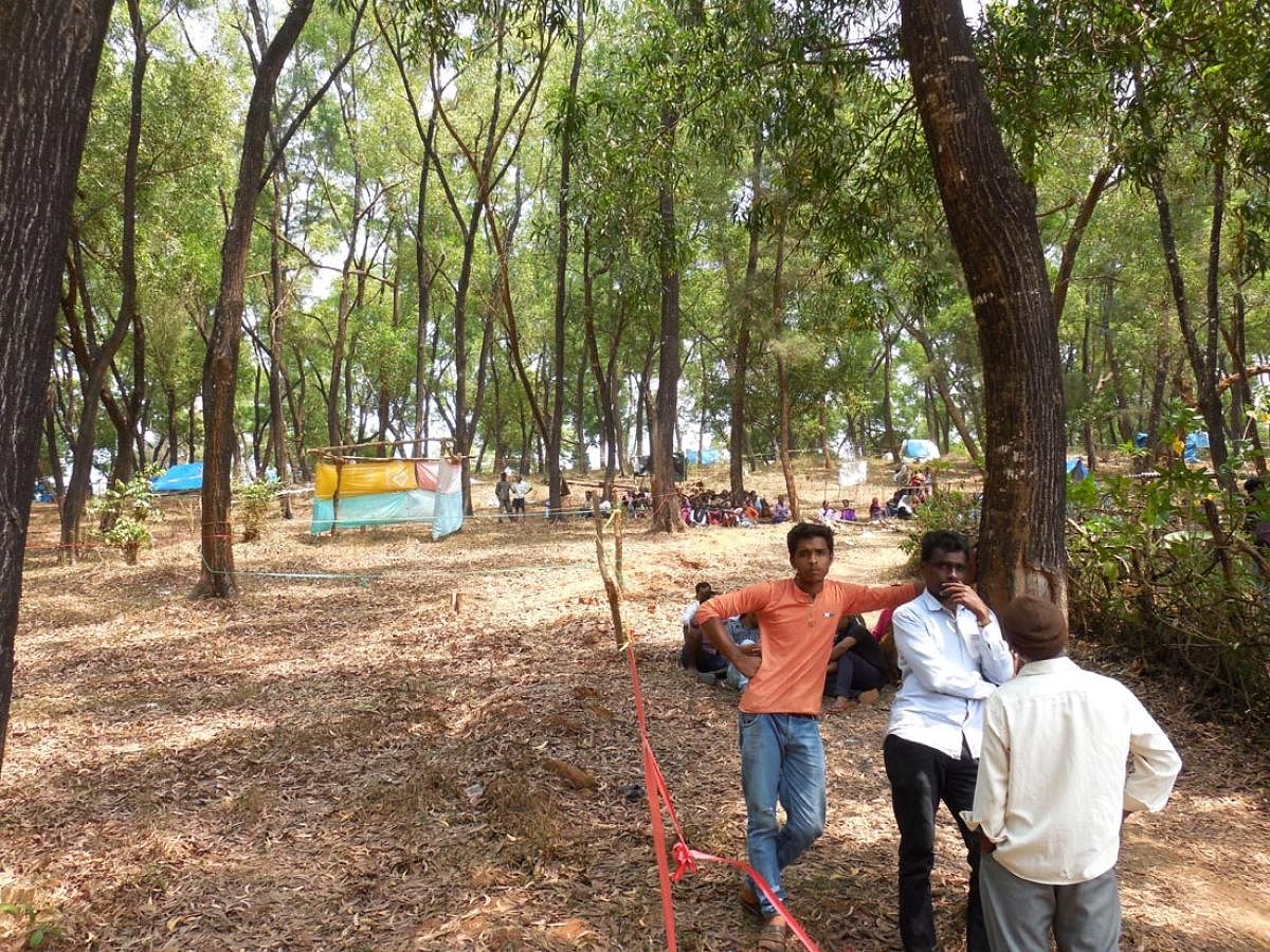 Unauthorised people have put up tents, encroaching upon the land allocated to the victim of land submergence at Vodeyanapura village near Shanivarasanthe.