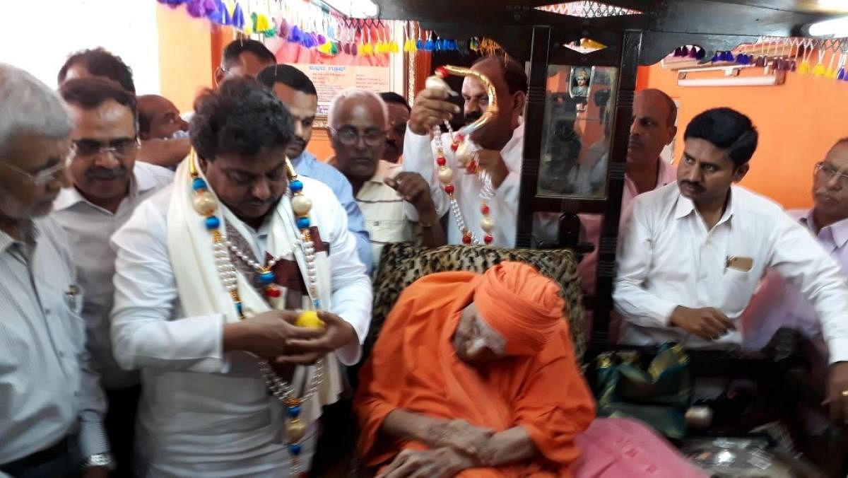 Water Resource Minister M B Patil calls on Siddaganga mutt seer Dr Shivakumara Swamiji, in Tumakuru on Wednesday. DH photo