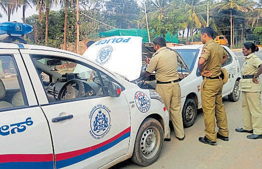 Hoysala policemen stop a cab driver to help charge the patrol car which broke down near Yelahanka while they were on the way to a crime spot. UMESH R YADAV