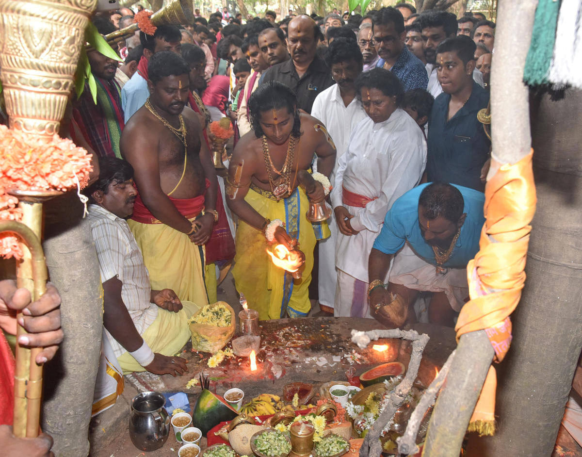 Priest N Manu performing pooja at the Dharmarayaswamy temple ahead of the Karaga in Bengaluru on Thursday. DH PHOTO/S K DINESH