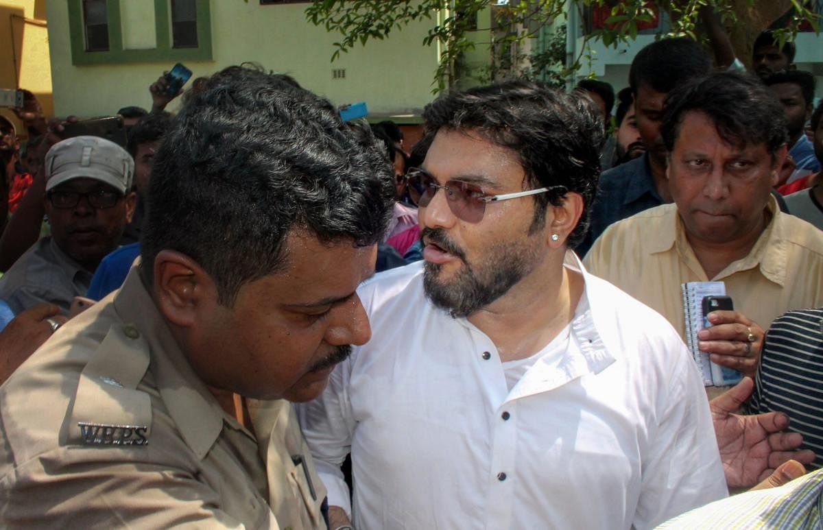 Union Minister Babul Supriyo being stopped by police from entering Asansol in Burdwan district of West Bengal on Thursday. PTI Photo.