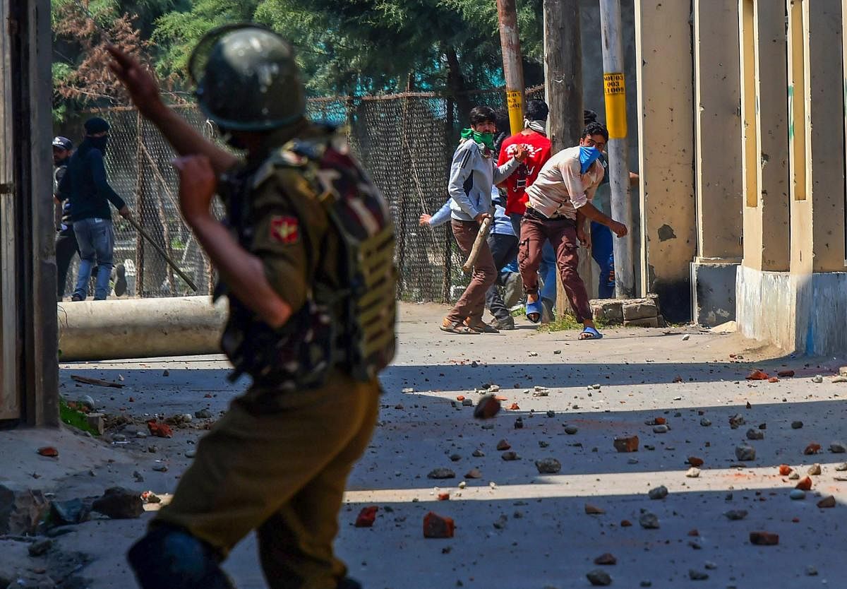 Intense clashes between stone pelting youth and security forces were going on in most parts of south Kashmir on Sunday. PTI (file photo)