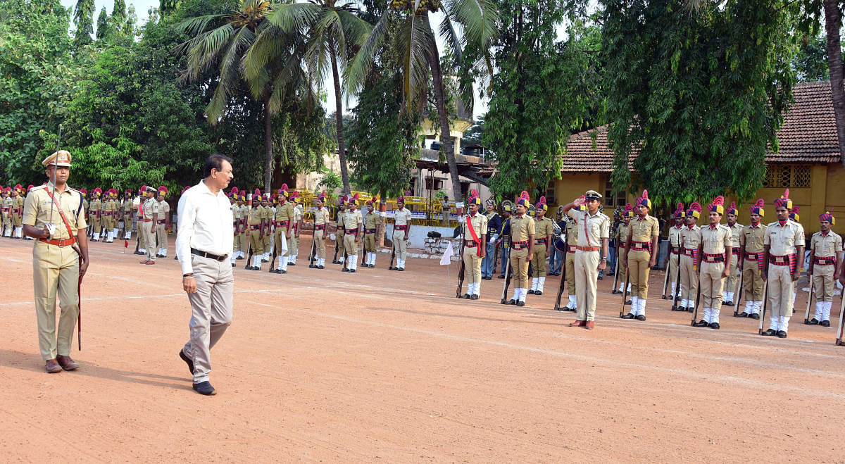Retired PSI Prakash Kumar receives guard of honour during the Police Flag Day, in Mangaluru on Monday.