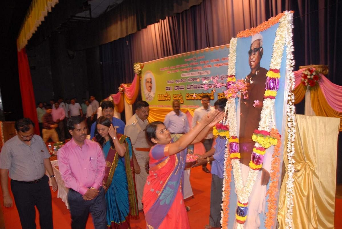 Chikkamagaluru Zilla Panchayat Chief Executive Officer C Satyabhama offers floral tribute to the portrait of Babu Jagjivan Ram, on his 110th birth anniversary observed at the Kuvempu Kalamandira in Chikkamagaluru on Thursday. AdditionalDC Kumar, Additional SP Jagadish and CMC Commissioner Tusharamani look on.