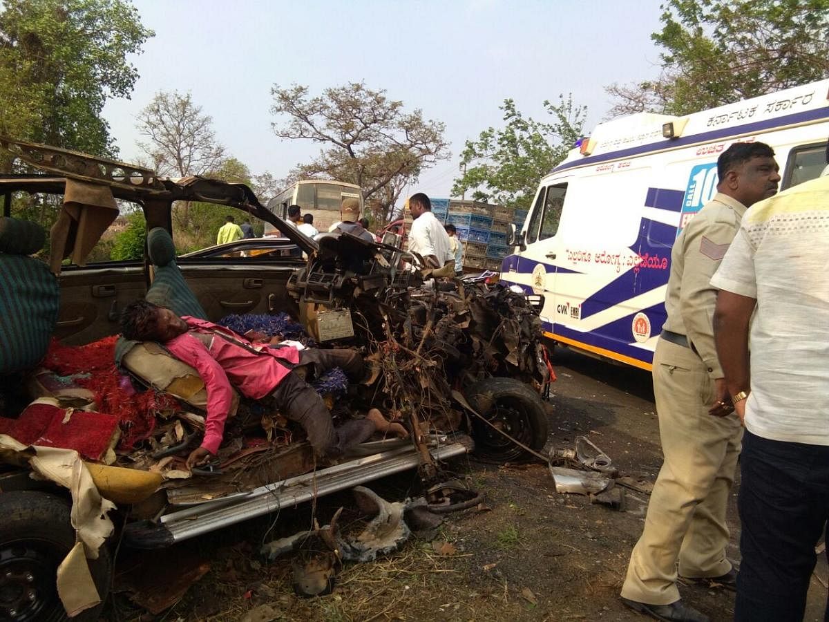 The SUV which collided with a government bus in Dharwad district killing four people of the same family. DH Photo.