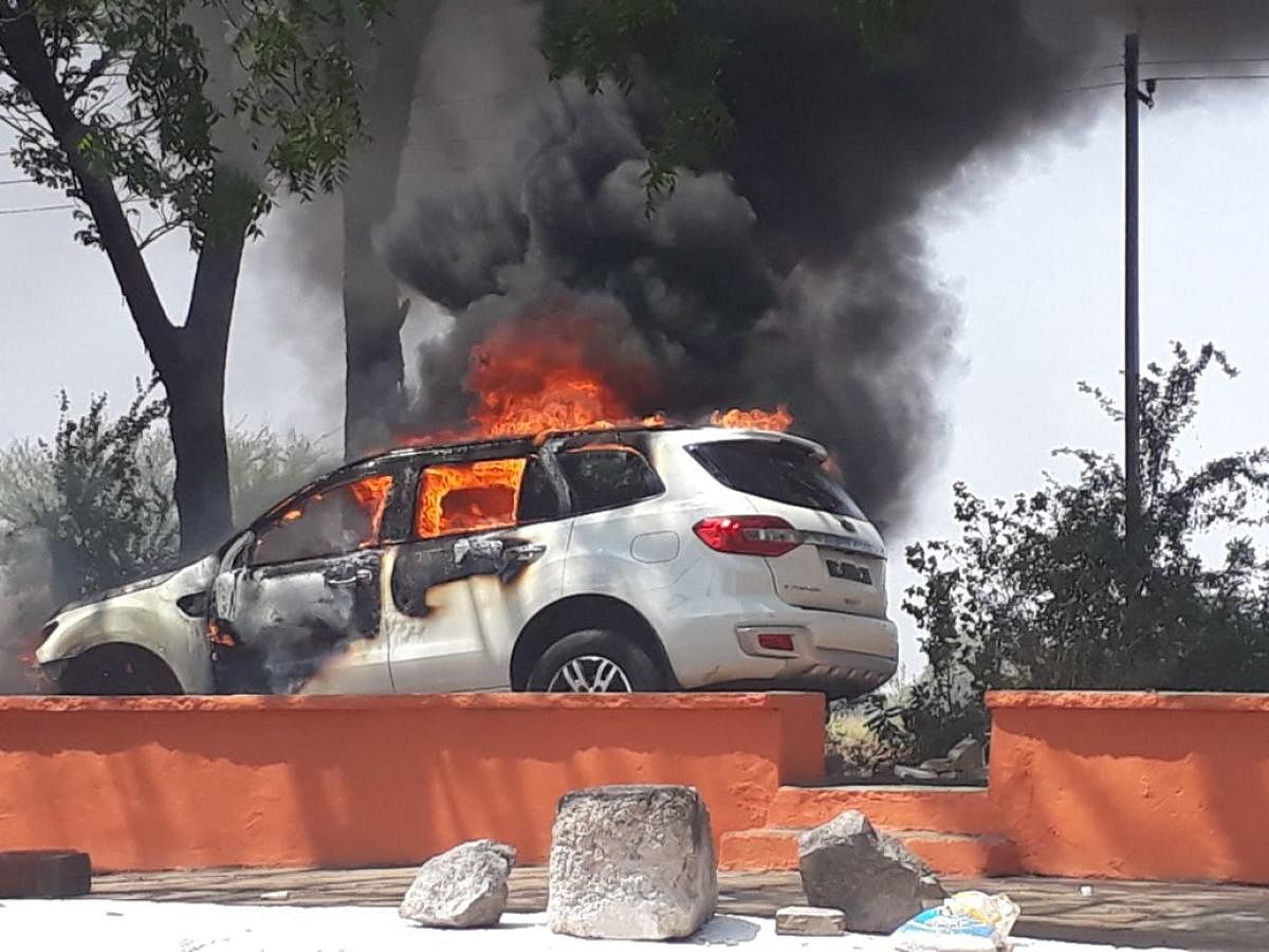 BJP ticket aspirant Dr Sharanabhoopala Reddy's car burst into flames at Yadgir on Sunday. DH Photo.