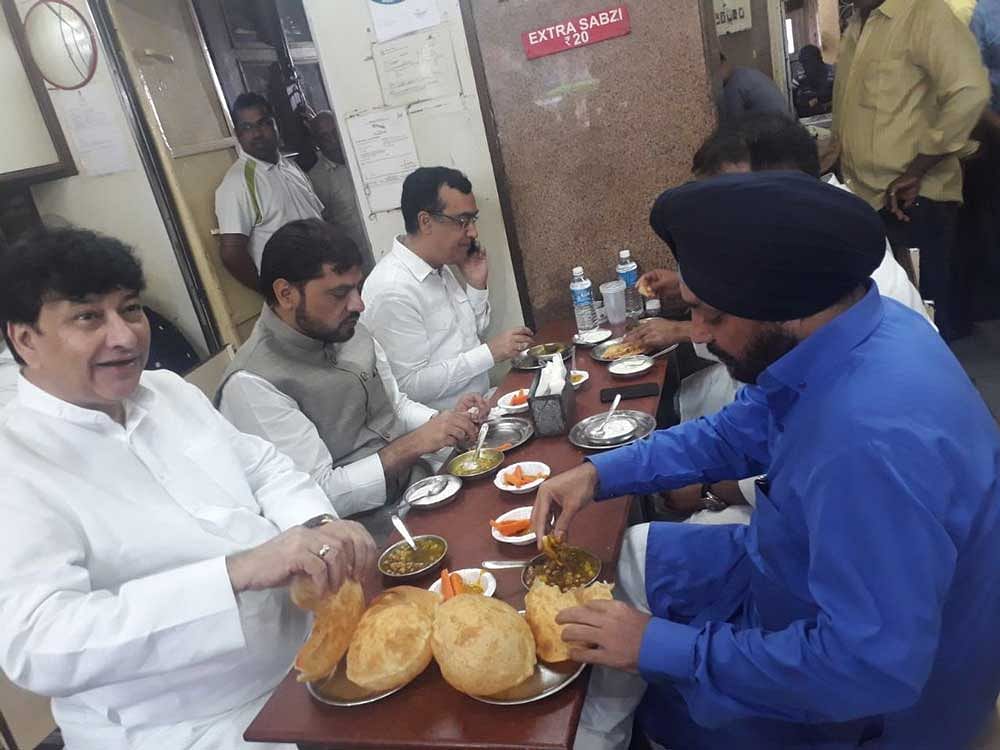 BJP leader Harish Khurana also tweeted a picture, showing Delhi Congress chief Ajay Maken, AS Lovely and others having snacks at a restaurant. Image courtesy: Twitter