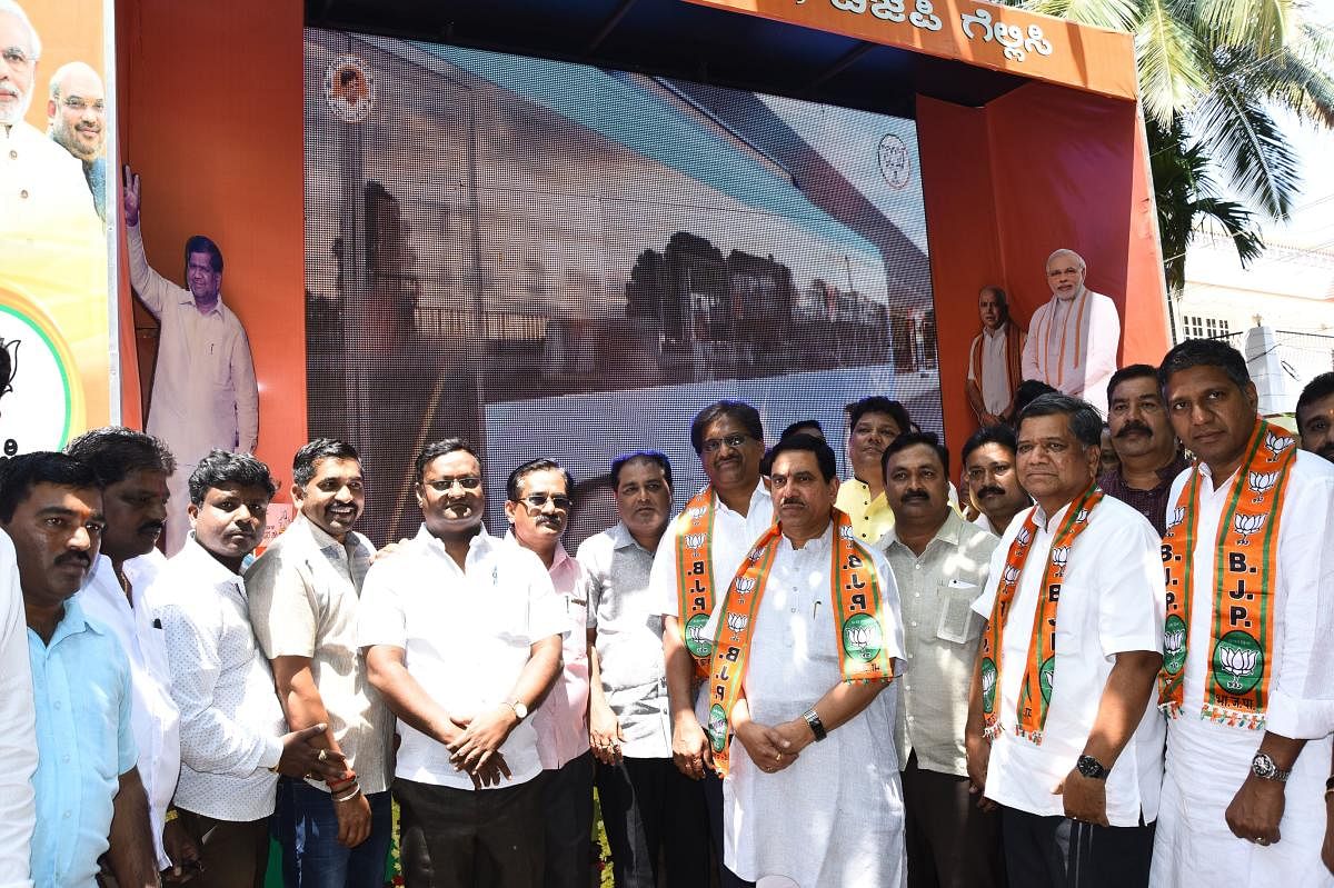 MP Pralhad Joshi, Leader of Opposition in Legislative Assembly Jagadish Shettar and others during the launch of the BJP's publicity vehicle, in Hubballi on Monday.