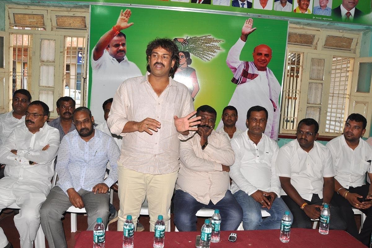 JD(S) Youth Wing State President Madhu Bangarappa addresses party workers in Chikkamagaluru on Monday.