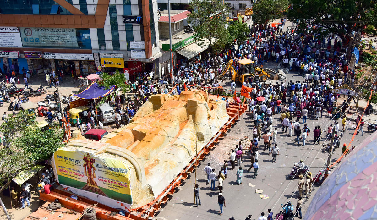 Traffic divert to make way for movement of the Hanuman statue, at Shivam hospital HBR Layout, in Bengaluru on Monday. Photo/ B H Shivakumar