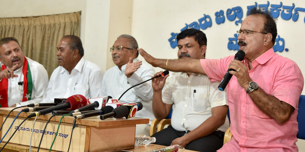 BJP leader B P Manjunath expresses his views during an interaction with media persons at Mysore District Journalists Association, in Mysuru, on Wednesday. SDPI state general secretary Abdul Majeed, JD(S) city president K T Cheluvagowda, Congress city president R Murthy and MDJA president C K Mahendra are seen. (DH Photo)