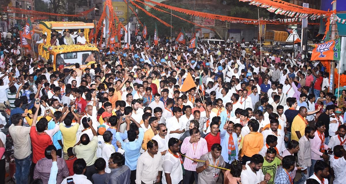 BJP chief Amit Shah holds roadshow in Hubballi on Thursday evening. DH PHOTO