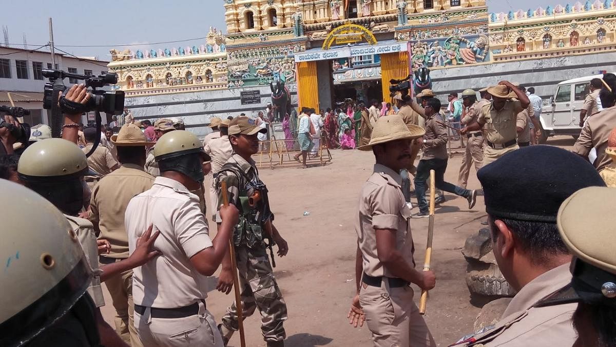 Police cane protesters in front of Thipperudraswamy temple at Nayakanahatti in Chitradurga district on Friday after a section of BJP workers stoned MP Sriramulu's car, besides throwing footwear. DH Photo