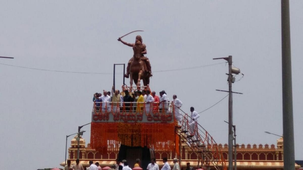 BJP national president Amit Shah garlands Rani Chennamma's statue at Kittur on Friday. Former chief ministers B S Yeddyurappa, Jagadish Shettar, MP Pralhad Joshi and Minister for Railways Piyush Goyal look on. DH Photo