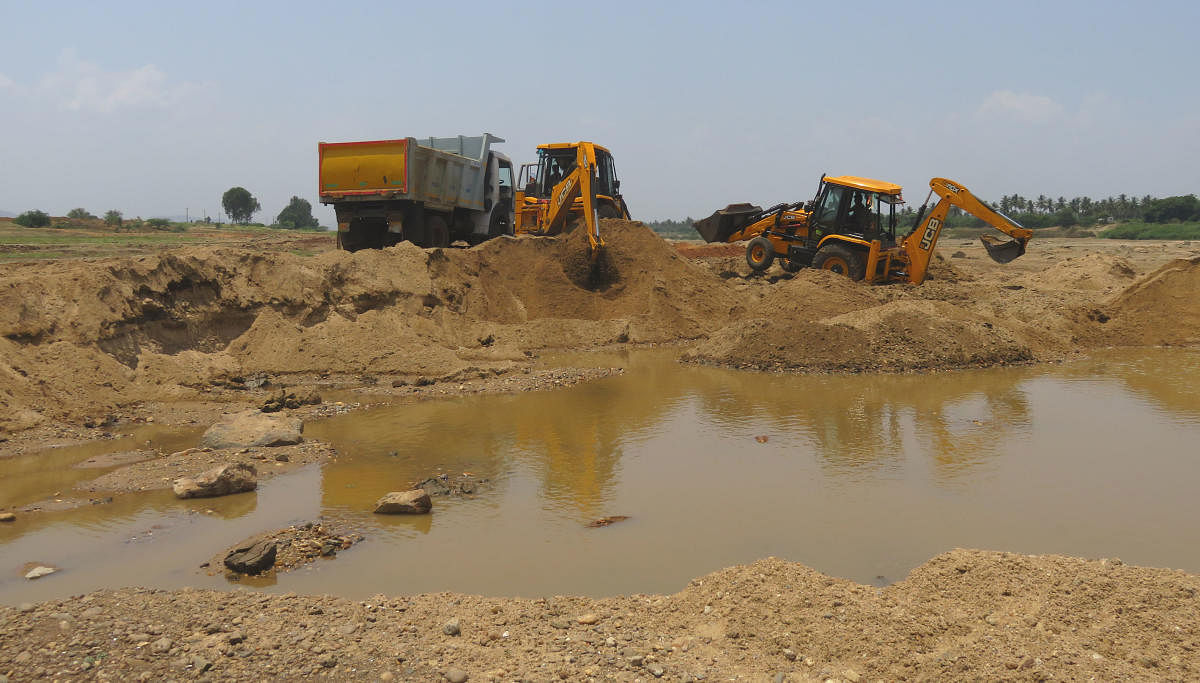 Sand mined from Tungabhadra river is being transported in a tipper between Honnayakanahalli and Sheeranahalli in Hagaribommanahalli taluk, Ballari district. DH Photo