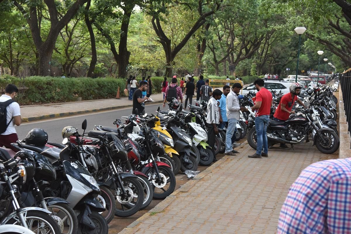 Vehicles being parked on the footpath inside Cubbon Park on King's Road.