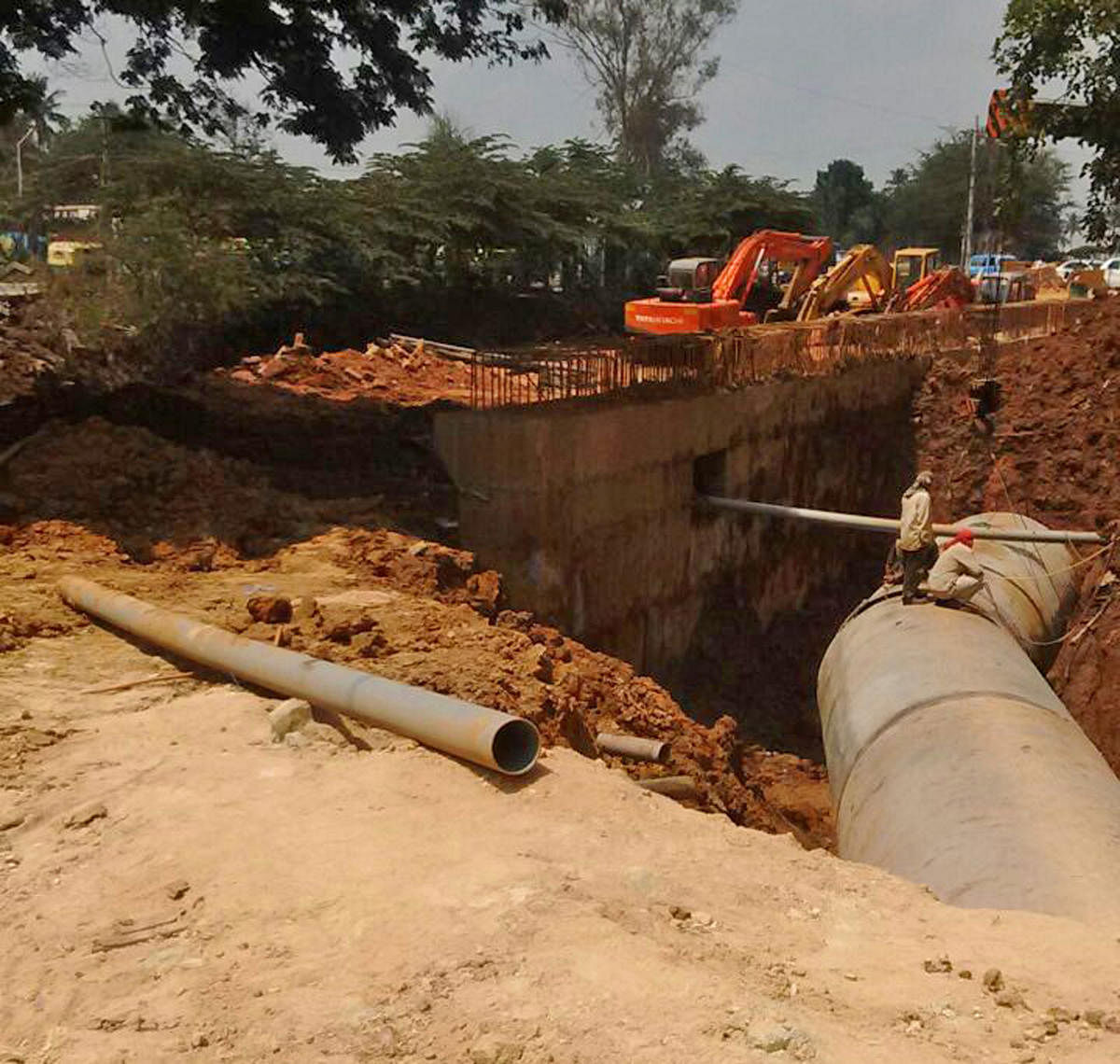The pipeline being laid in the Varthur lakebed to pump treated water to Kolar.