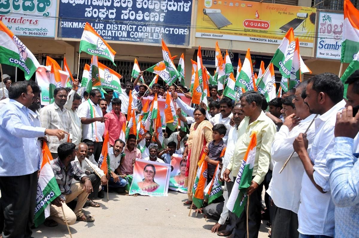 Supporters of KPCC General Secretary Gayathri Shanthe Gowda stage a protest in Chikkamagaluru on Monday.