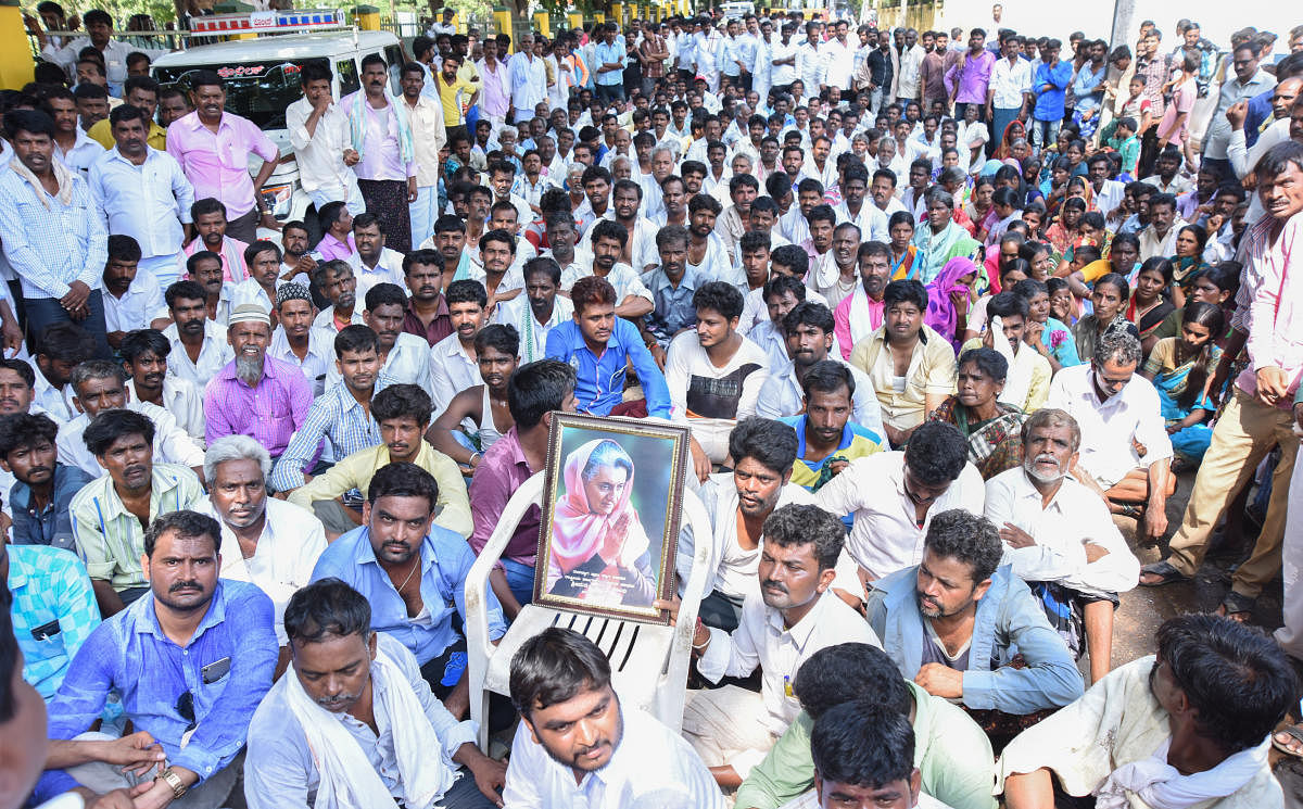 Followers of Jagalur MLA H P Rajesh took out a protest rally from Gandhi circle to District incharge Minister S S Mallikarjun in Davangere on Tuesday. Demanding to give B Form/Ticket to H P Rajesh to contest Vidhana Sabha Election from Jagalur Taluk (17-04-18), Photo By : Anup R. Thippeswamy.