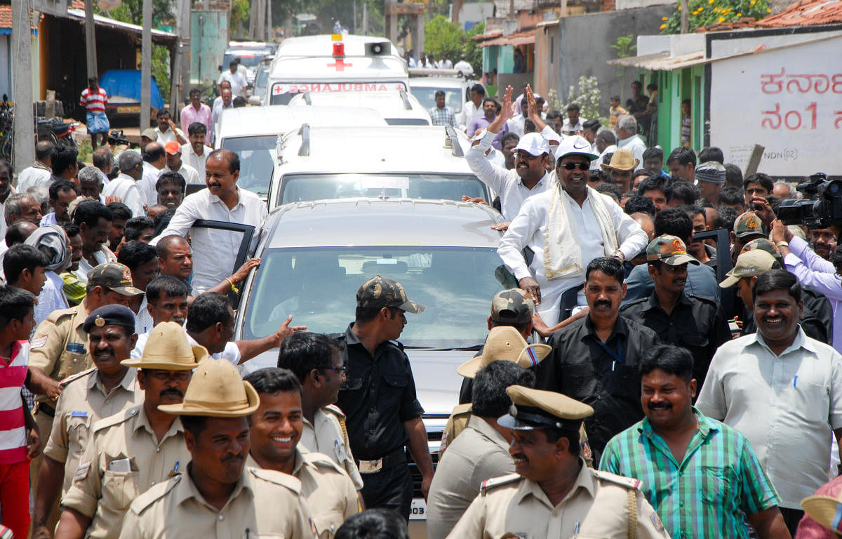 Chief Minister Siddaramiah along with Dr Yatindra Siddaramaiah takes out a road show Varuna Assemble in Mysuru on Tuesday. DH/PV Photo