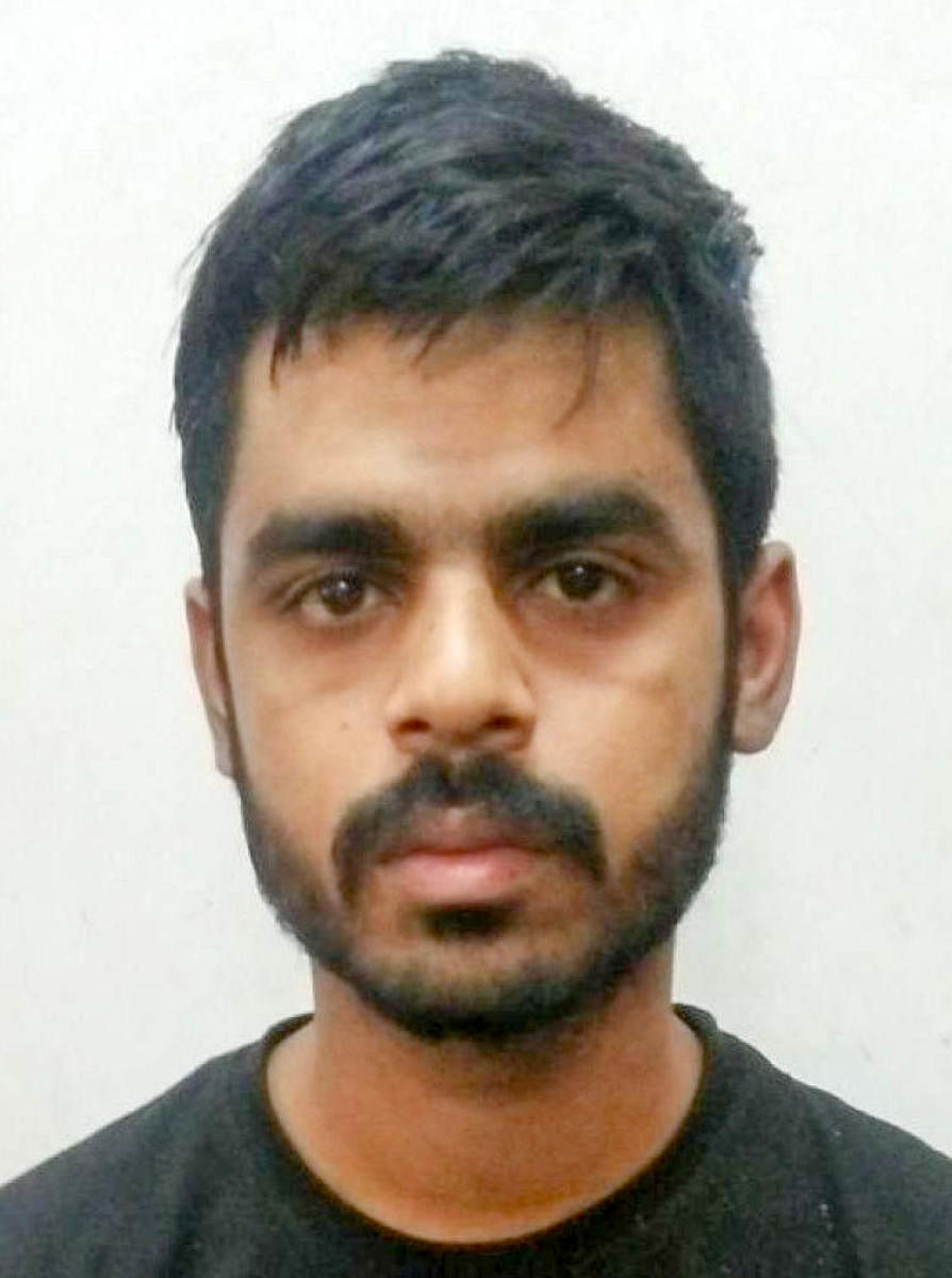 Suhel Pasha (23) habitual chain snatcher who was targeting lone women and elderly persons was arrested by JP Nagar police, in Bengaluru. DH Photo