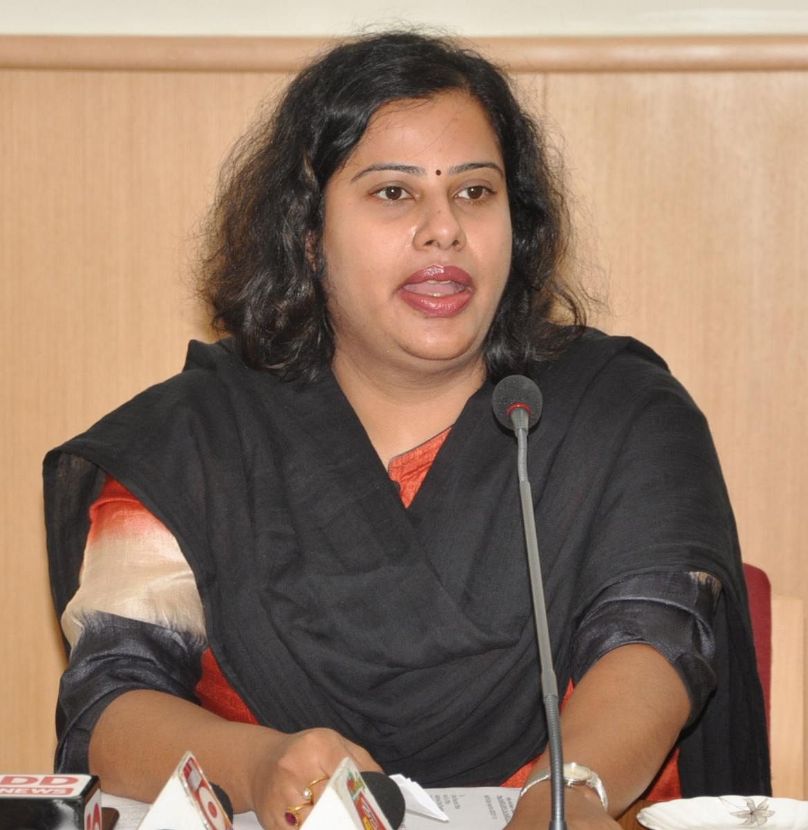 Deputy Commissioner N Manjushri, who is also the election officer, has lodged a complaint at Mandya West police station about receiving a threat call from an unidentified person on her mobile phone, here on Thursday.